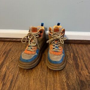 UGG Kids Highland Hi Heritage Chestnut/Sand Sneakers